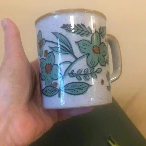 Vintage speckled stoneware with painted flower motif coffee/tea mug - Picture 6 of 6